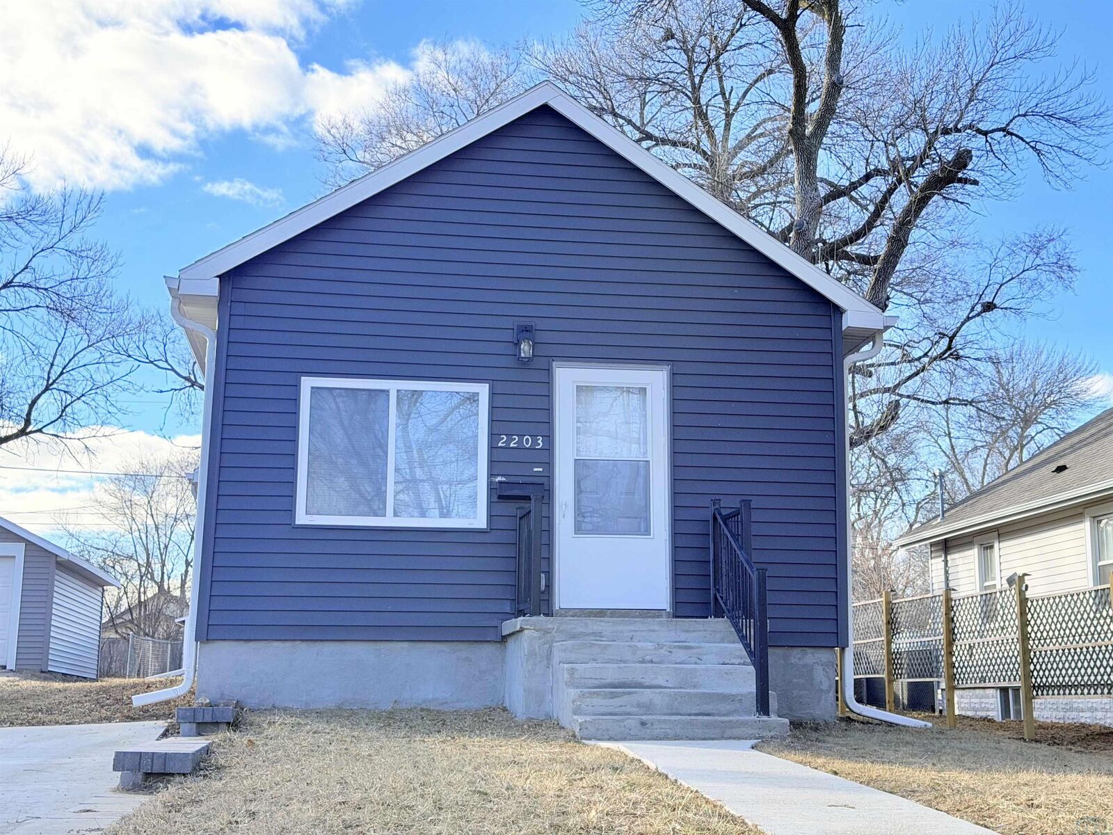Property Photo:  2203 S Oleander St.  IA 51106 