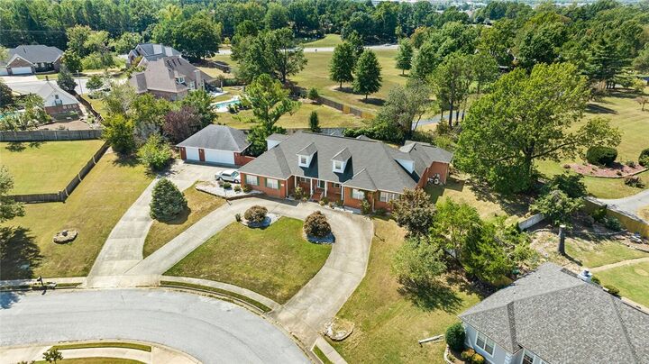 Property Photo:  2712 W Linden Street  AR 72758 