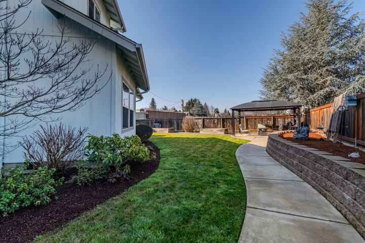 Property Photo:  1316 NE Foster Way  OR 97526 