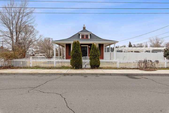 Property Photo:  125 SE D Street  OR 97741 