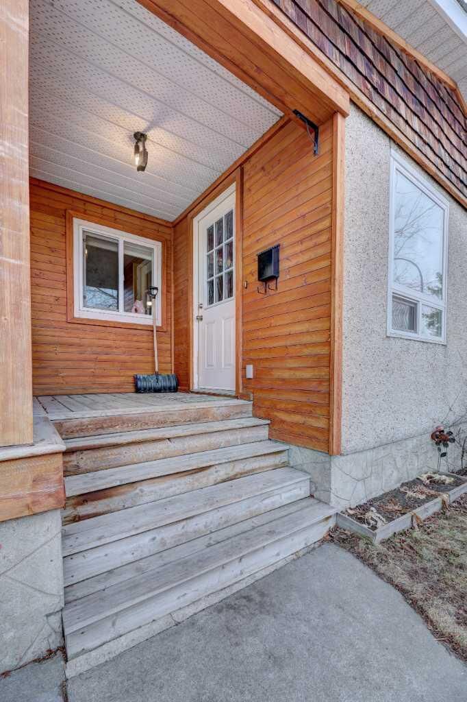 Property Photo:  2526 16 Street SE  AB T2G 3R3 