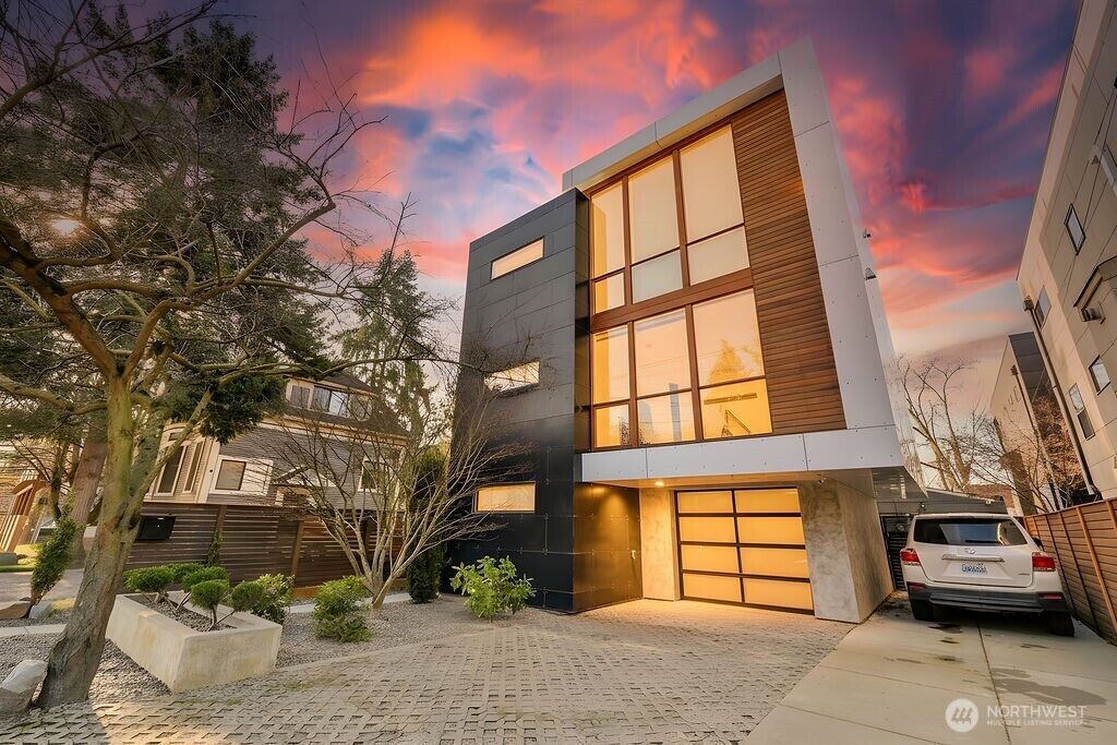 Property Photo:  209  12th Ave E  WA 98102 