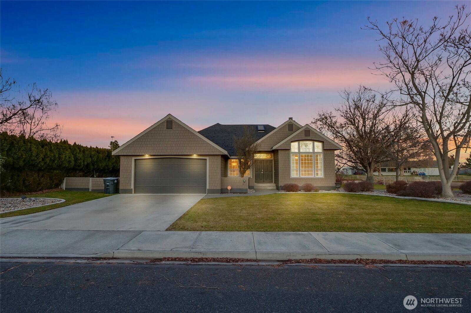 Property Photo:  811  Laguna Drive  WA 98837 