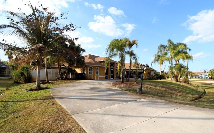 Property Photo: 3410 SE Hart Circle FL 34984