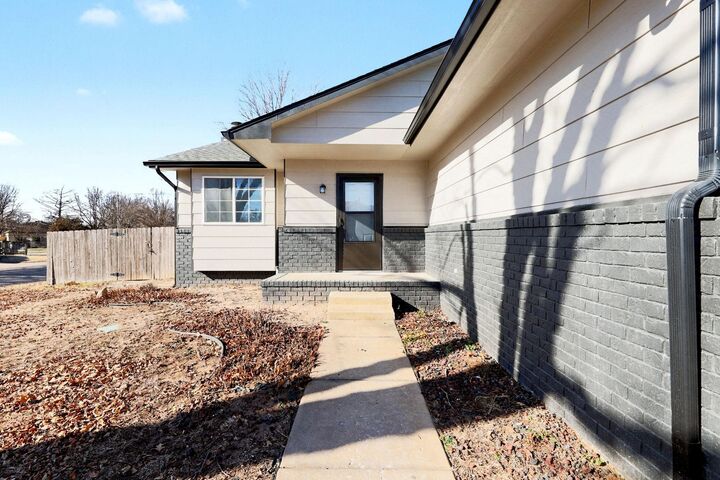 Property Photo:  1813 N Pine Grove St  KS 67212 