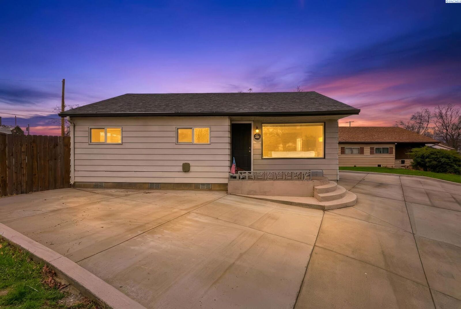 Property Photo:  910 Snow  WA 99352 