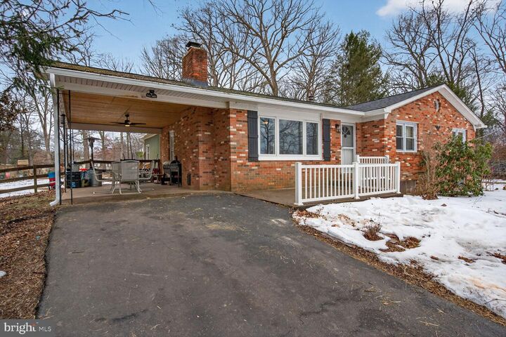 Property Photo: 7406 Kennedy Road VA 20181