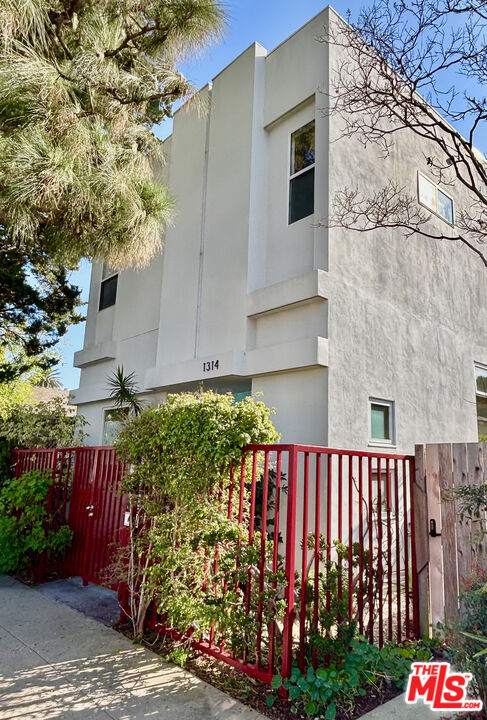 Property Photo:  1314 Cabrillo Ave  CA 90291 