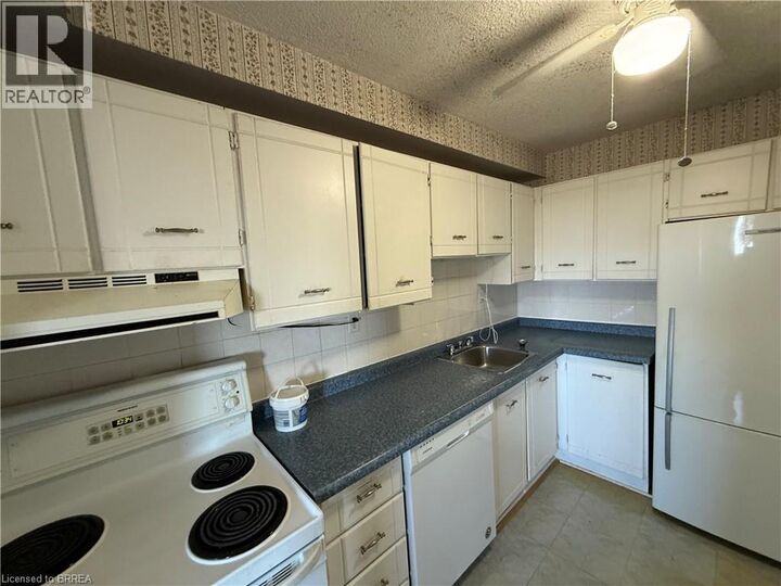Property Photo:  640 West Street 1009  ON N3R 6M3 