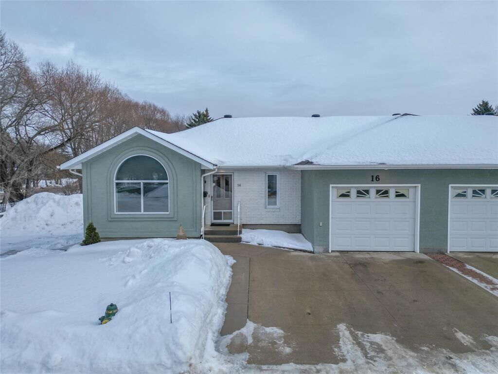 Property Photo:  16 Carlton Place  MB R7B 3Y1 