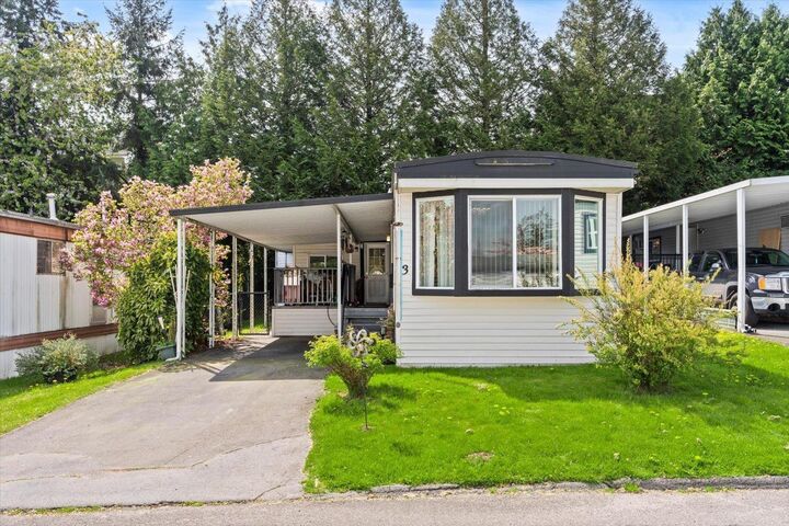 Photo de la propriété: 8220 King George Boulevard 3 BC V3W 6E1