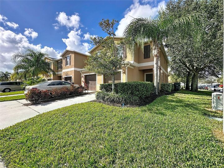 Property Photo:  105 Scaton Way  FL 33897 