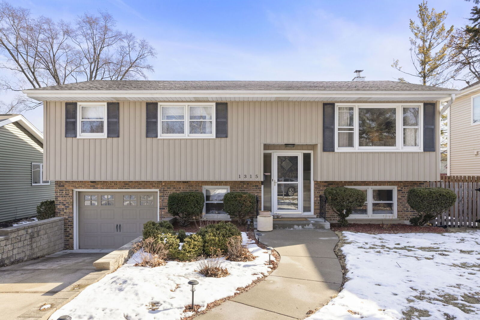 Property Photo:  1315 Underwood Terrace  IL 60189 