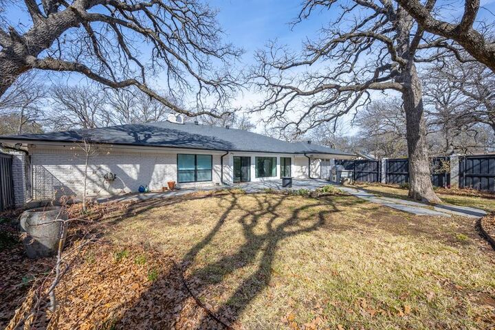 Property Photo:  501 N Havenwood Lane  TX 76112 