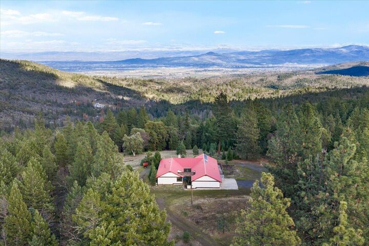 Property Photo:  2501 Wagon Trail Drive  OR 97530 