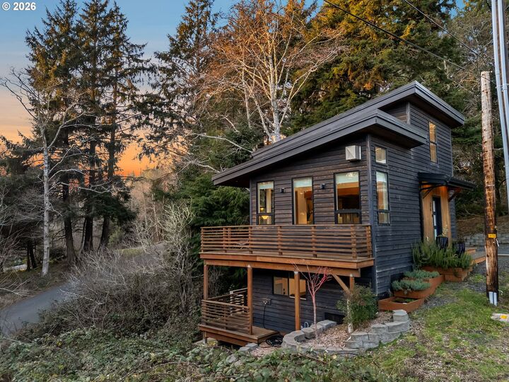 Property Photo:  696 N Spruce St  OR 97110 