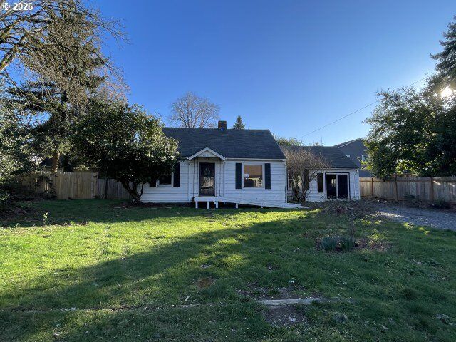 Property Photo: 5808 SE Laurel St OR 97222