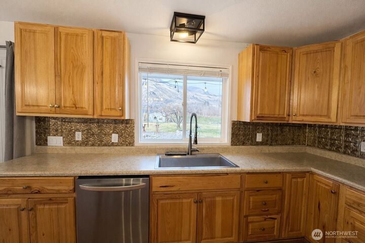 Property Photo:  714  Juniper  WA 98844 