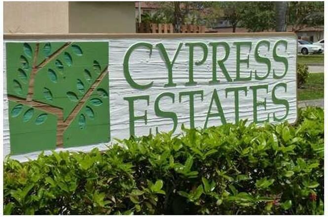 Property Photo:  1300 Cypress Way W  FL 33406 