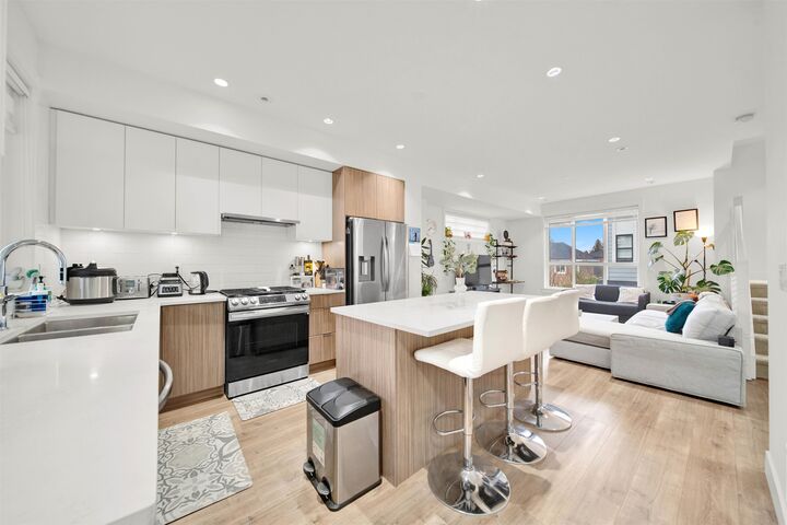 Property Photo: 11556 72A Avenue 19 BC V4C 1A9