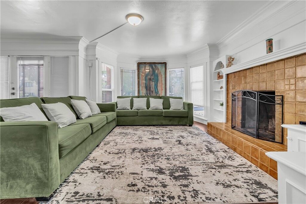 Property Photo: 1434 N Genesee Avenue CA 90046