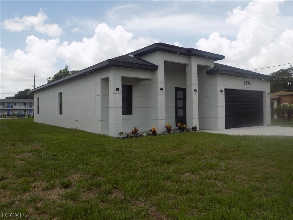 Property Photo:  2924 Dunbar Avenue  FL 33916 