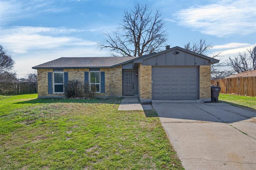 Property Photo: 2308 Foxglen Court TX 76131