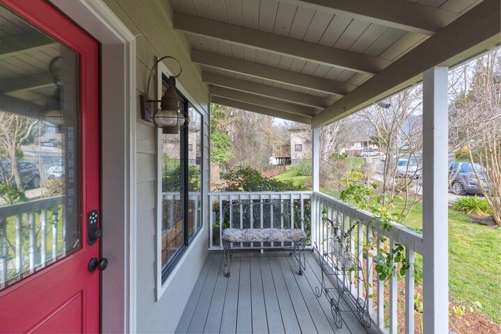 Property Photo:  1516 NW Thompson Way  OR 97526 