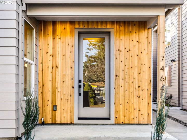 Property Photo:  7464 SE Tolman St  OR 97206 