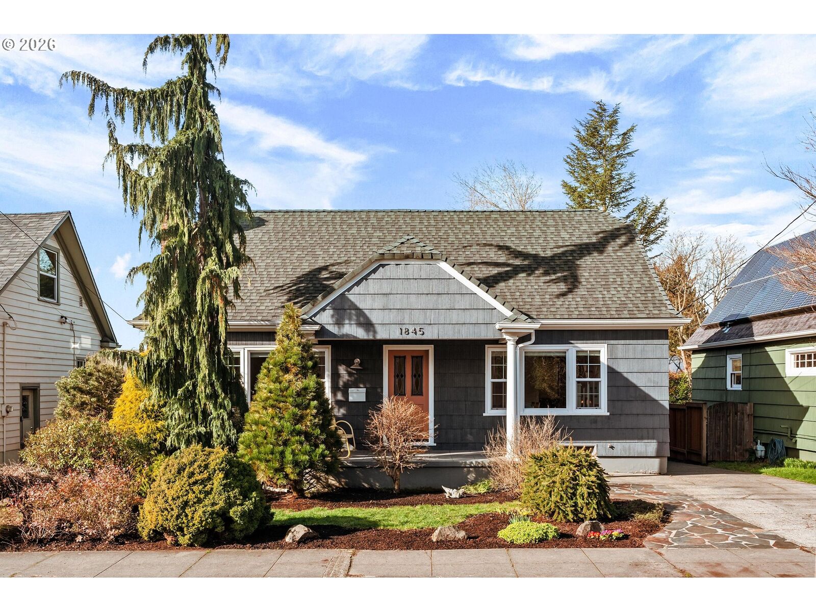 Property Photo:  1845 SE 58th Ave  OR 97215 