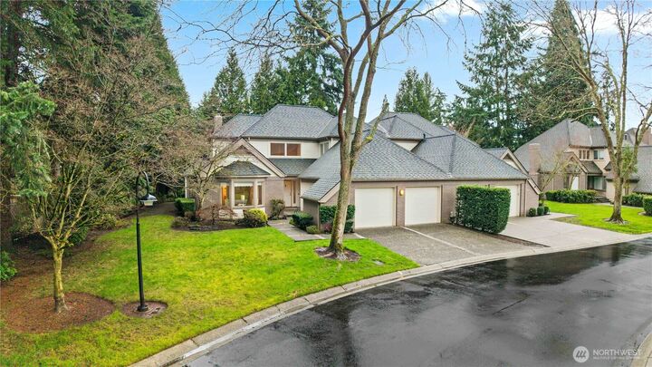 Property Photo: 1726 Bellevue Way NE WA 98004
