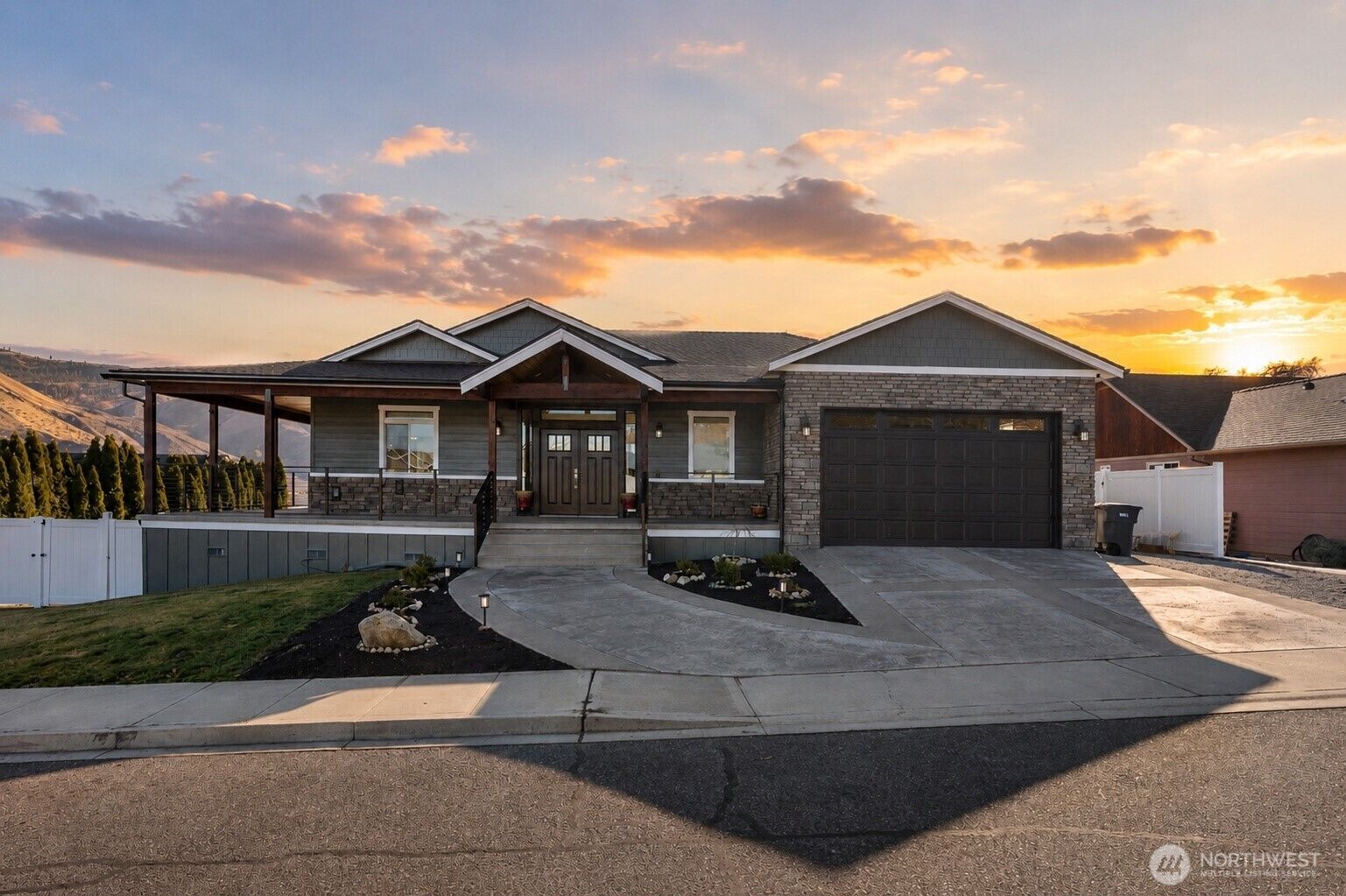 Property Photo: 1038 Crest Loop WA 98822