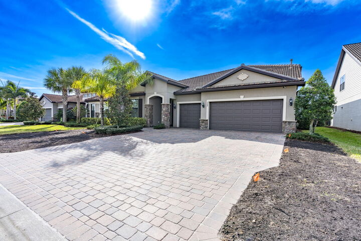 Property Photo: 744 SE Villandry Way FL 34983