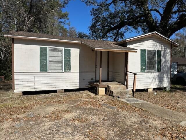 Property Photo: 201 North Avenue FL 32332