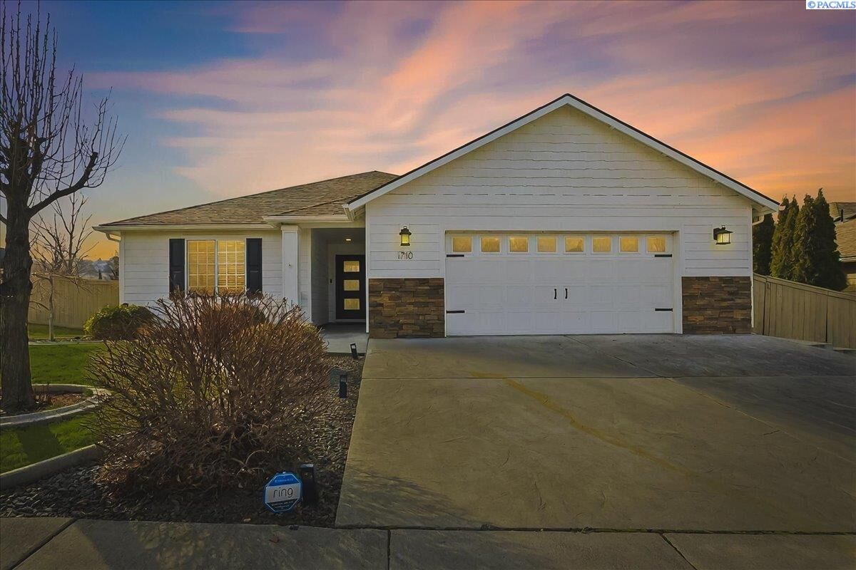 Property Photo: 1710 S Jefferson Pl WA 99338