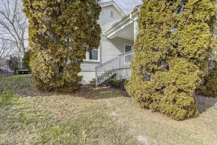 Property Photo: 219 East Chilhowie Avenue TN 37601
