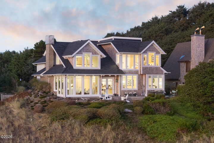 Property Photo:  520 SW Cove Point  OR 97341 