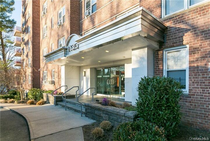 Property Photo:  1133 Midland Avenue 3L  NY 10708 