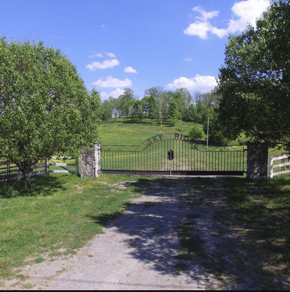 Property Photo: 1221 Skyridge Lane TN 37183