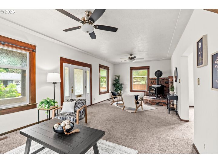 Property Photo:  409 N 8th St  OR 97424 