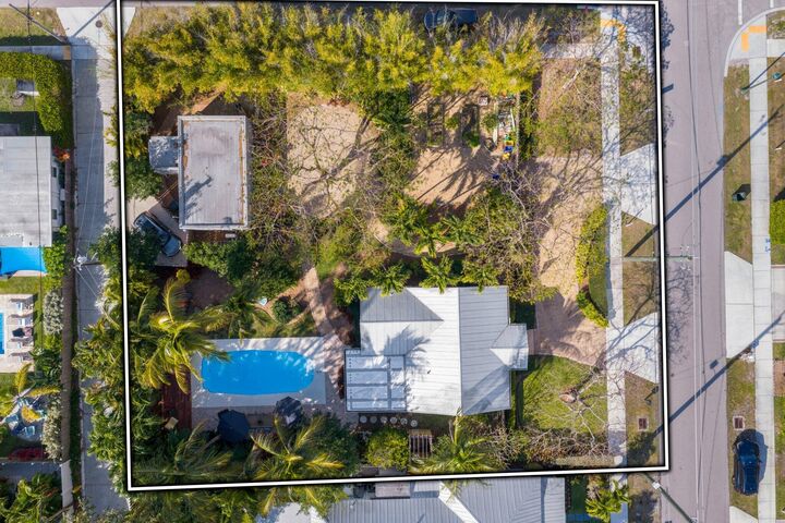 Property Photo: 304 SE 4th Avenue FL 33483