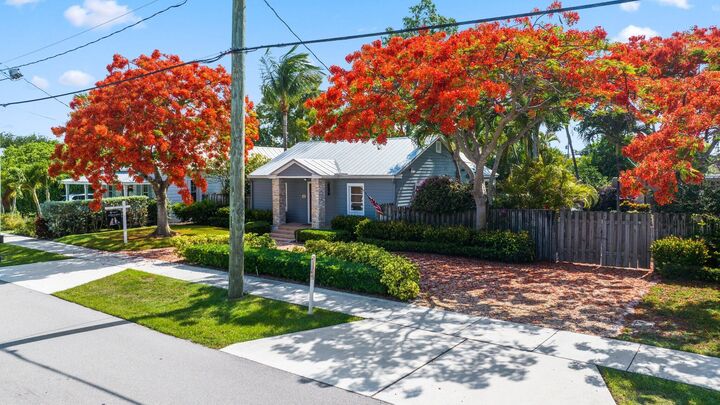 Property Photo:  304 SE 4th Avenue  FL 33483 