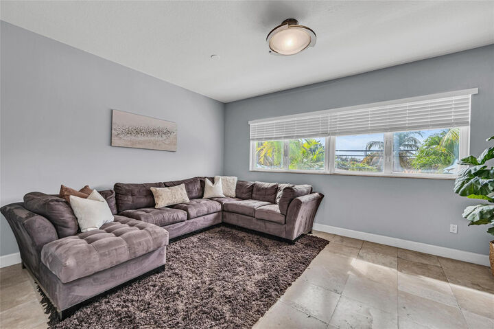 Property Photo: 832 N Victoria Park Road 832 FL 33304