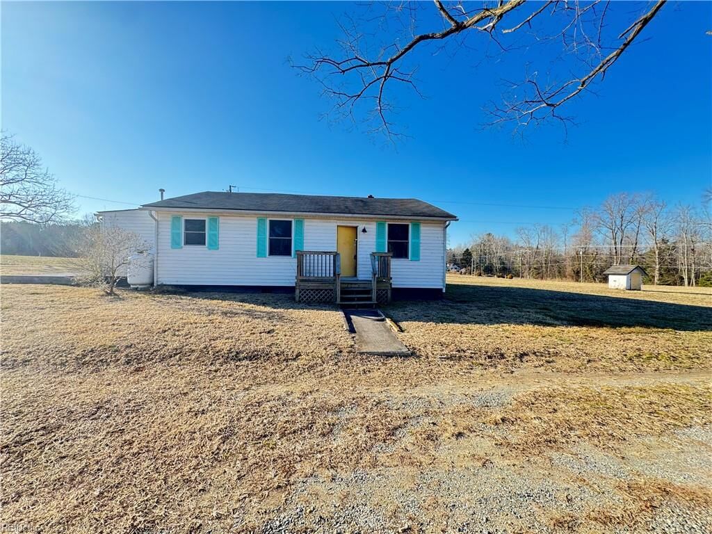 Property Photo: 422 Syringa Rd VA 23169