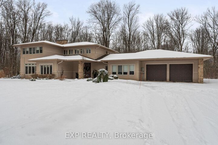 Property Photo: 5759 Queenscourt Crescent ON K4M 1K3