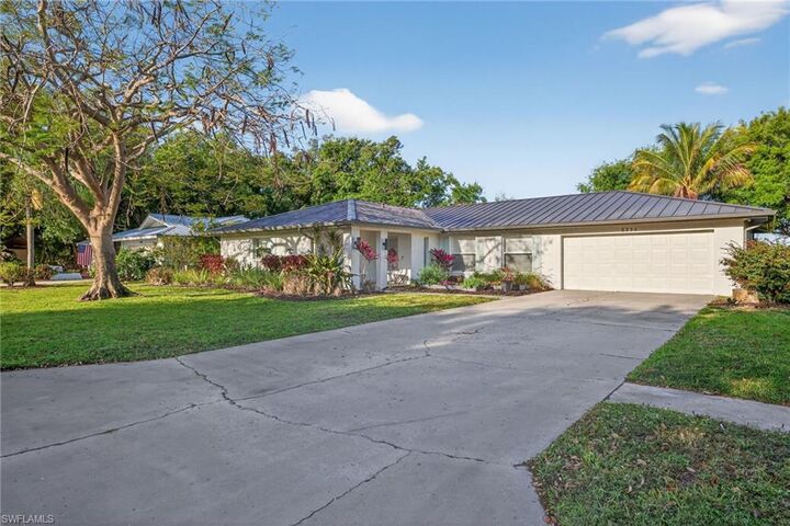 Property Photo:  5336 Chippendale Cir W  FL 33919 