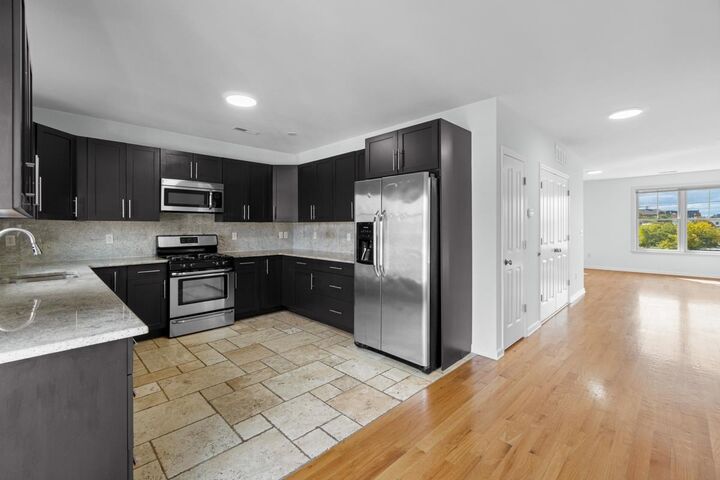 Property Photo:  443-2 Whiton St 2  NJ 07304 