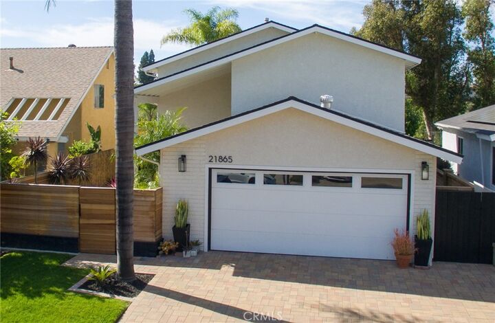 Property Photo:  21865 Jinetes  CA 92691 