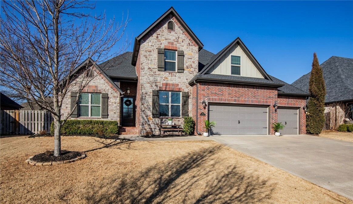 Property Photo:  702 SE Fullerton Street  AR 72712 