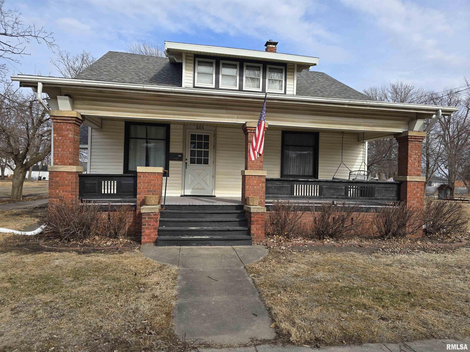 Property Photo:  605 E Chestnut Street  IL 61520 